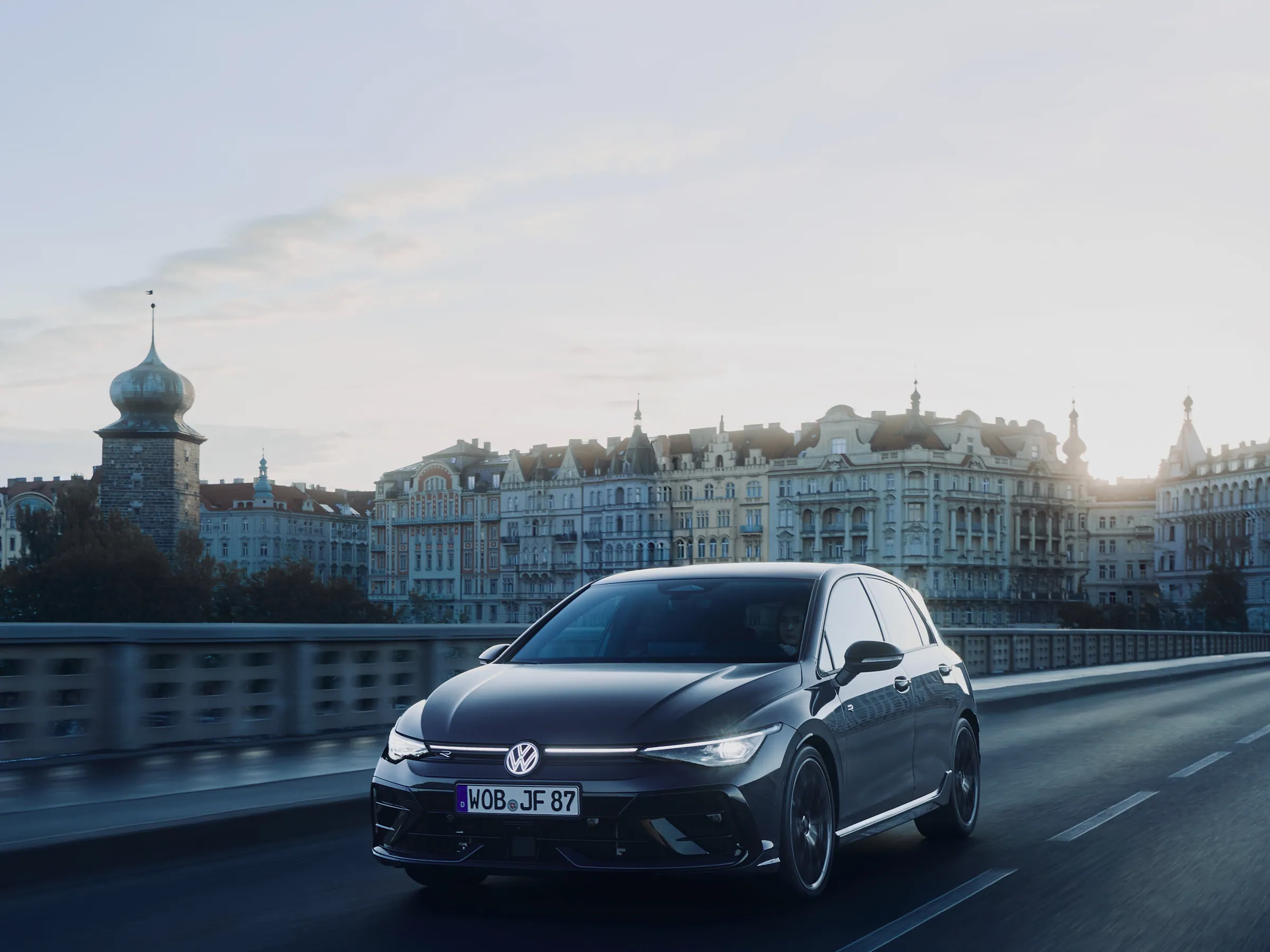 Volkswagen Golf R seitlich vor moderner Architektur